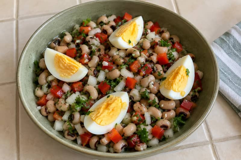 White bean salad with eggs and vegetables