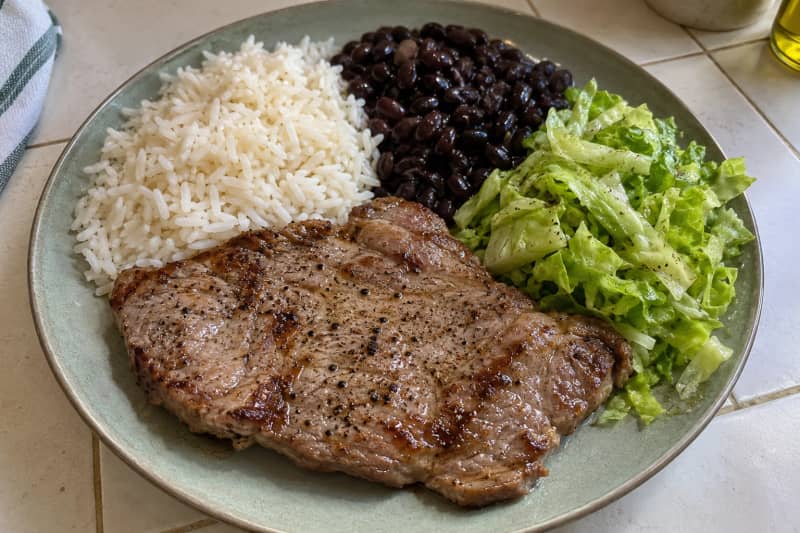 Veal steaks with rice and black beans
