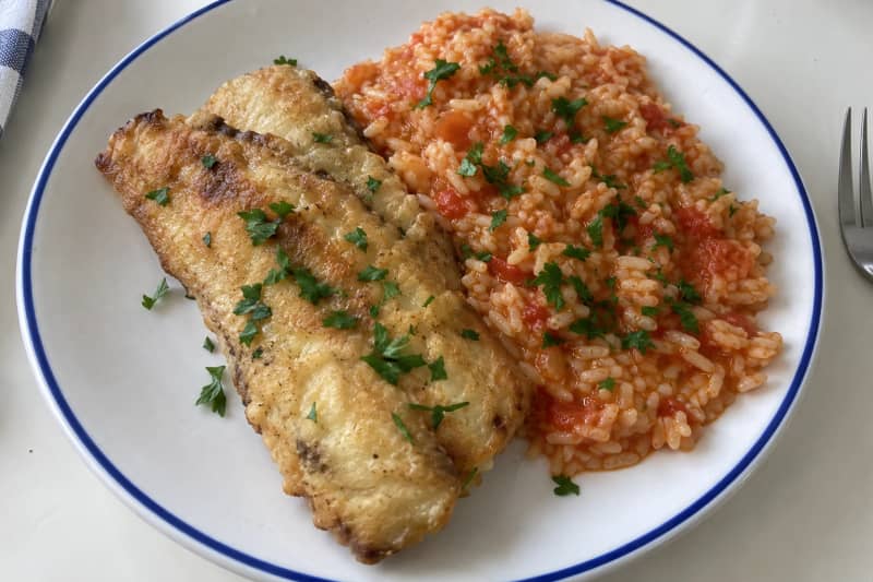 Hake fillets with tomato rice
