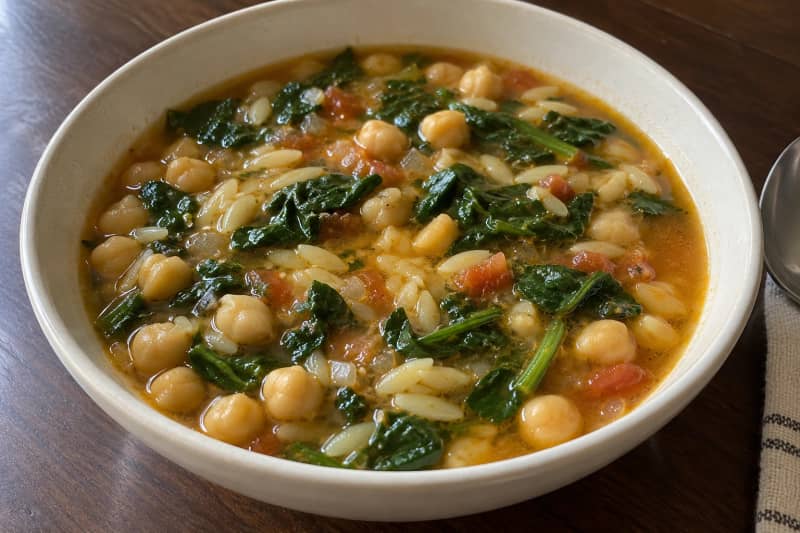 Chickpea soup with pasta and spinach