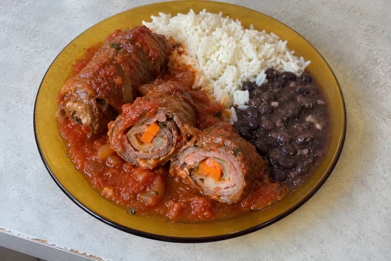 Bife à rolê (beef rolls in tomato sauce)