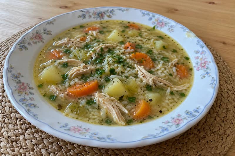 Brazilian chicken and rice soup