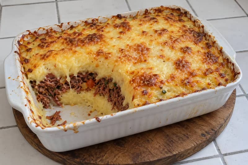 Escondidinho de carne seca (dried beef and cassava bake)