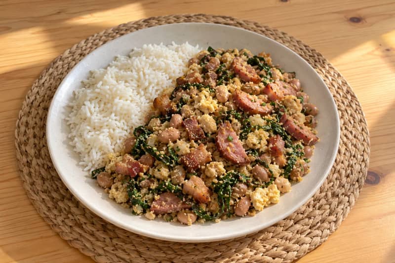 Feijão tropeiro (beans with cassava flour and bacon)