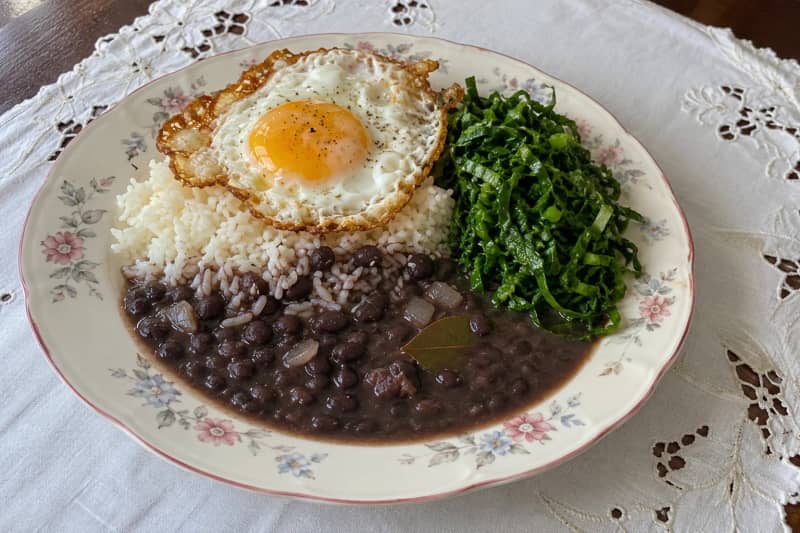 Prato feito: rice, beans, fried egg and collards