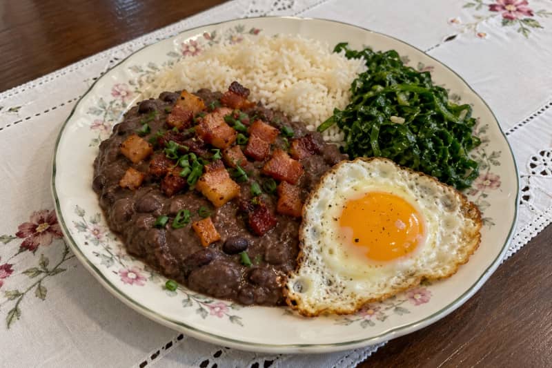 Tutu à mineira (bean purée with collards and egg)