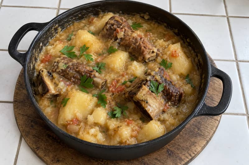 Vaca atolada (beef ribs with cassava)