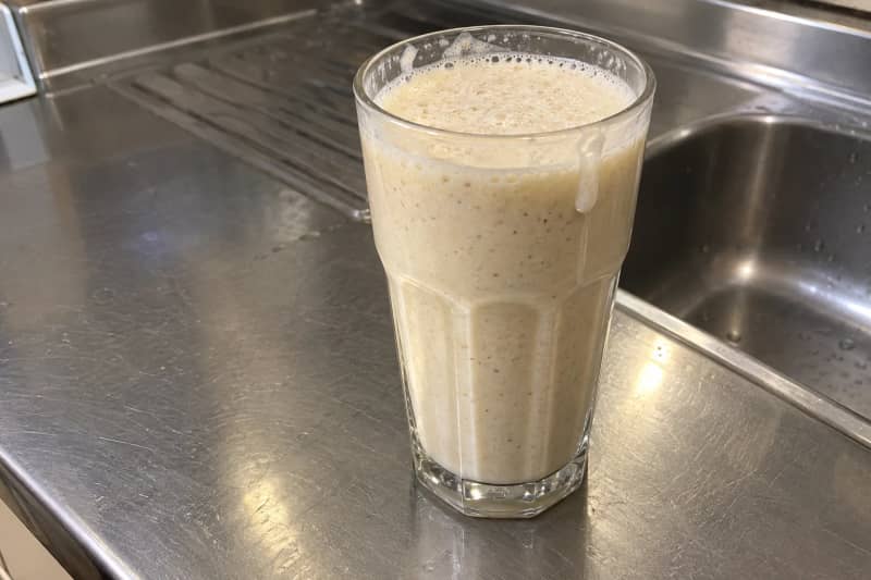 Banana and oat smoothie with milk (vitamina)