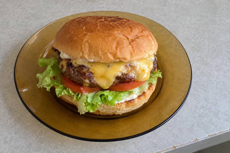 X-salada (cheeseburger with salad)