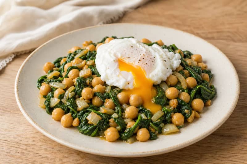 Chickpeas with spinach and poached egg