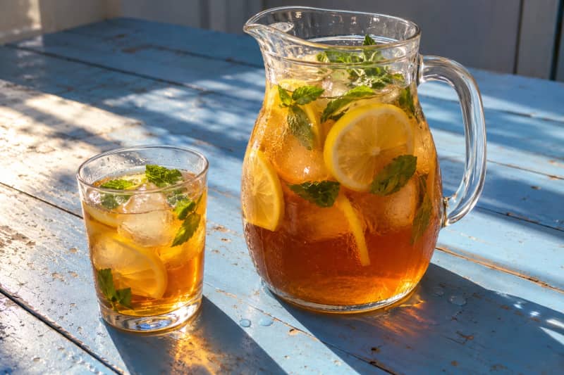 Iced lemon and mint tea