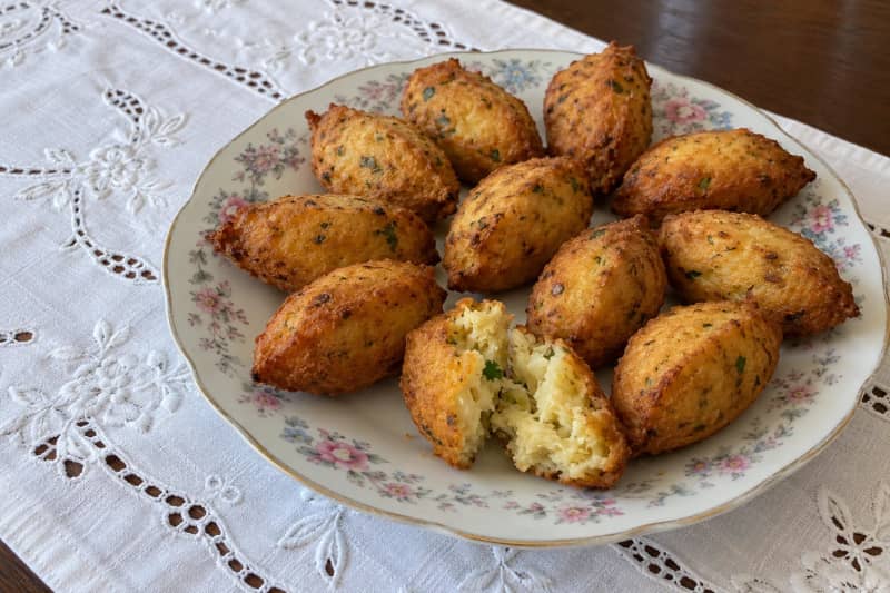 Salt cod cakes (pastéis de bacalhau)