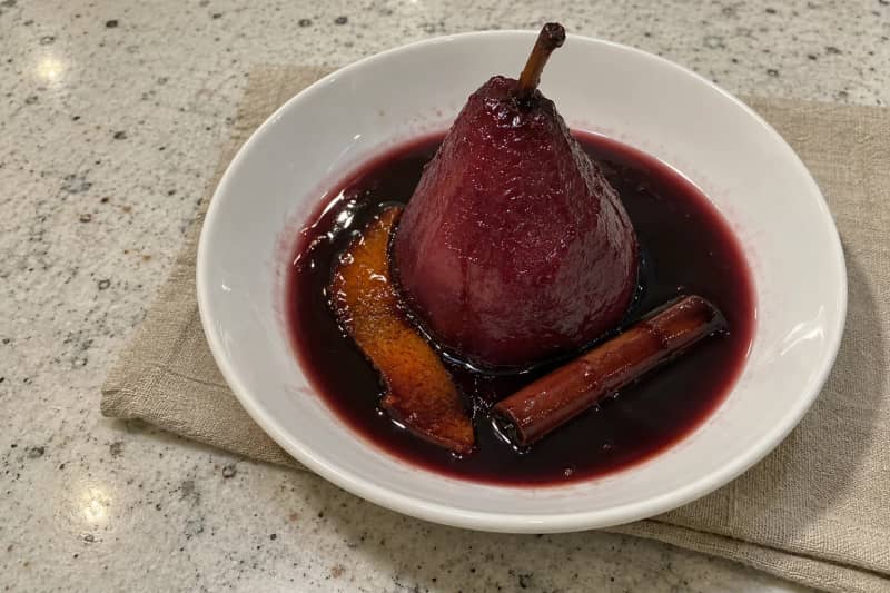 Pears poached in red wine (pera bêbeda)