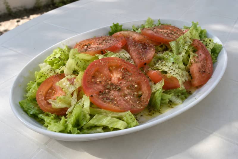 Lettuce and tomato salad with oregano