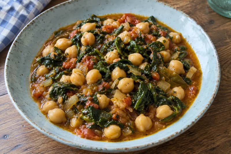 Stewed chickpeas with spinach